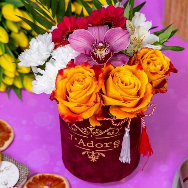 cutie flori cu tradafiri, eucalipt şi orhidee