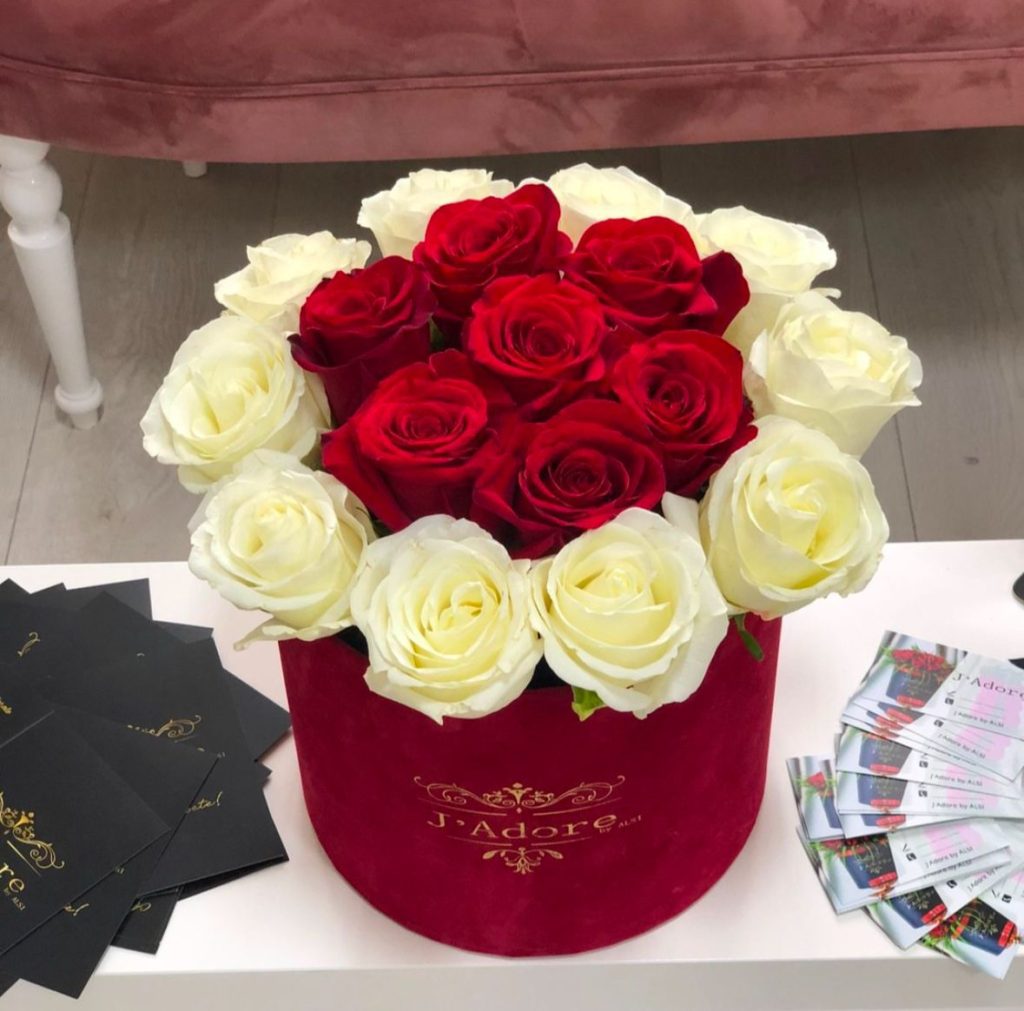 cutie catifea cu trandafiri catifelaţi albi